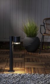 Vienna Svart solcellelampe Fra Star Trading - Den er fin å plassere i en gang, uteplass eller balkong.