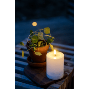 Flamme Saul 13cm Hvit solcellelampe Fra Star Trading - Solcellelyset Flamme Saul er et hvitt plastlys som er flott &aring; lyse opp i en lykt eller som dekorasjon p&aring; for eksempel en terrasse eller balkong.