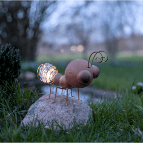 Oxida Rust solcellelampe Fra Star Trading - Oxida Myra solcellelampe vil v&aelig;re fin &aring; dekorere med i en blomsterpotte, eller i et blomsterbed og den er like vakker p&aring; som av.