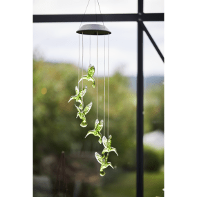 Kolibri Grønn solcellelampe Fra Star Trading - Om dagen fungerer den som en fargerik dekorasjon, og i m&oslash;rket lyser fuglene opp med et mykt hvitt lys.