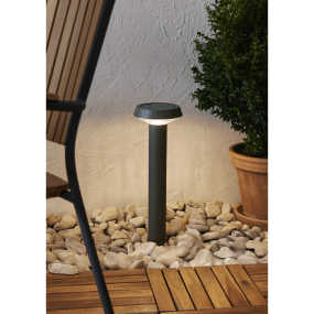 Casa 45cm Grønn solcellelampe Fra Star Trading - Soldrevet, liten pullert laget av metall som er pulverlakkert i en matt, gr&oslash;nn farge.