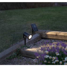 Powerspot Svart solcellelampe Fra Star Trading - Selve paneldelen har en 2 meter lang kabel fra spotlighten, noe som gj&oslash;r det enkelt &aring; plassere panelet i direkte sollys, noe som er n&oslash;dvendig for &aring; lade batteriene.