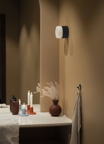 Hubble Ø12 Svart Fra Globen Lighting - Takket være IP44-klassifiseringen er Hubble ideell for badet og kan monteres både på veggen og i taket som taklampe.