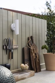 Hubble Hvit utendørslampe Fra Globen Lighting - Hubble er en stilig vegglampe i hvitt som sprer lyset b&aring;de oppover og nedover og skaper et vakkert lysspill mot veggen.