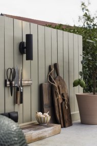 Hubble Svart utendørslampe Fra Globen Lighting - Hubble er en stilig vegglampe i svart som sprer lyset b&aring;de oppover og nedover og skaper et vakkert lysspill mot veggen.