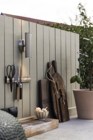 Hubble Børstet stål utendørslampe Fra Globen Lighting - Hubble er en stilig vegglampe med b&oslash;rstet st&aring;lfinish som sprer lyset b&aring;de oppover og nedover og skaper et vakkert lysspill mot veggen.