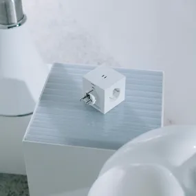 Square 2 Socket extender with 30W Dual USBC, Martinelli Luce edition Hvit Fra Avolt - Stikkontaktforlenger fra Avolt med stilig design med en kube laget av resirkulert plast og en magnetisk plate i bunnen slik at den kan henges p&aring; veggen.