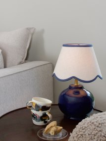 Nell 34cm Blå Fra PR Home - Den sf&aelig;riske lampefoten i en blank, dyp bl&aring; farge er kombinert med en beige tekstilskjerm som gir et mykt og harmonisk uttrykk, perfekt for b&aring;de soverom og stuer.