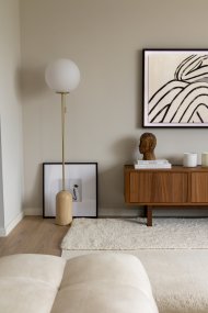Torrano Beige travertin gulvlampe Fra Globen Lighting - Det kan være fargevariasjoner i lampebasen da den er laget av stein, som er et naturlig materiale, hver lampe er unik.