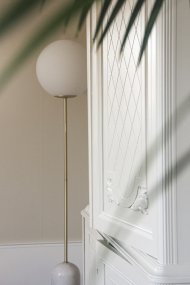 Torrano Hvit marmor gulvlampe Fra Globen Lighting - Det kan være fargevariasjoner i lampebasen da den er laget av stein, som er et naturlig materiale, hver lampe er unik.