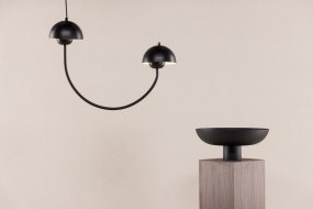 Lyckorna 55cm Svart Taklampe Fra Venture Design - Denne lampen er perfekt for de som &oslash;nsker en dekorativ, men samtidig stilig lampe med et mykt design som passer inn i de fleste rom og interi&oslash;rstiler.