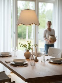 Nell Ø35 Beige Fra PR Home - Den myke strukturen og den dekorative, b&oslash;lgeformede nedre kanten skaper et elegant og harmonisk uttrykk som passer inn i b&aring;de moderne og mer tradisjonelle hjem.
