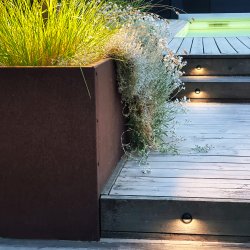 Aries 4 Svart Fra Lightson - Den er liten som en dekklykt, men har en "gonal" for &aring; unng&aring; forvirring.