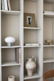 Mammut 18cm Grå bordlampe Fra Globen Lighting - Mammut er en eksklusiv og leken bordlampe med sine korte ben og store glasskuppel.