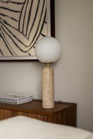 Torrano 53cm Beige travertin bordlampe Fra Globen Lighting - Stein er et naturlig materiale, fargen og nyansene på marmoreringen varierer og skaper et unikt mønster for hvert møbel.