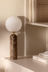 Torrano 53cm Brun marmor bordlampe Fra Globen Lighting - Stein er et naturlig materiale, fargen og nyansene på marmoreringen varierer og skaper et unikt mønster for hvert møbel.
