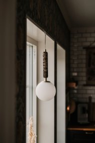 Torrano Ø15 Brun marmor vinduslampe Fra Globen Lighting - Stein er et naturlig materiale, fargen og nyansene på marmoreringen varierer og skaper et unikt mønster for hvert møbel.