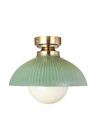 Elliot Ø30 Grønn plafond Fra Strömshaga - Den gr&oslash;nne metallskjermen har en dekorativ rillet struktur og er kombinert med detaljer i messingfinish som gir lampen et elegant uttrykk.