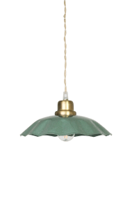 Diana Ø23 Grønn Taklampe Fra Strömshaga - Den gr&oslash;nne metallskjermen har en mykt buet kant som gir lampen en dekorativ karakter, mens detaljene i b&oslash;rstet messingfinish skaper en fin kontrast.