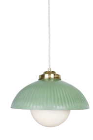 Elliot Ø30 Grønn Taklampe Fra Strömshaga - Den gr&oslash;nne metallskjermen har en dekorativ ribbestruktur og er kombinert med detaljer i messingfinish og en hvit glasskuppel som sprer et mykt og behagelig lys.