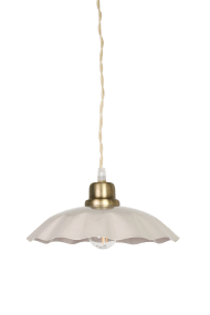 Diana Ø23 Beige Taklampe Fra Strömshaga - Den beige metallskjermen har en mykt buet kant som gir lampen en dekorativ karakter, mens detaljene i b&oslash;rstet messingfinish skaper en fin kontrast.
