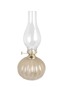 Olga Beige Fra Strömshaga - Den avrundede lampefoten i beigefarget glass har en ribbet struktur som gir lampen ekstra karakter og kombineres fint med brenneren i antikk messingfinish.