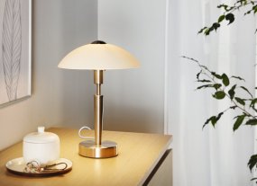 Solo 35cm Nikkel bordlampe Fra Eglo - Lampen er laget av metall med en elegant matt nikkelfinish og har en satengglassskjerm som gir et mykt og behagelig lys.
