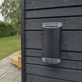 Ribe Svart Fra Dyberg Larsen - Ribe opp/ned utevegglampe i matt sort aluminium, er en funksjonell lampe som til tross for størrelsen gir god belysning utendørs både oppe og nede.