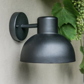 Hadsten Svart utendørslampe Fra Dyberg Larsen - Lampen sprer lyset nedover og kommer i en matt sort finish, som gjør den stilig og allsidig for ulike utemiljøer.