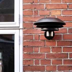 DL31 Svart utendørslampe Fra Dyberg Larsen - Lampen er laget av rustfritt st&aring;l med elegante matt sorte skjermer, og den passer b&aring;de til nybygde og eldre hus.
