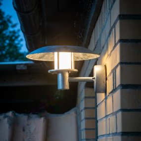 Randers Galvanisert utendørslampe Fra Dyberg Larsen - Randers galvaniserte utelampe har et klassisk design med skjerm og et åpent uttrykk.