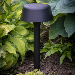Valencia Svart solcellelampe Fra Dyberg Larsen - For å lade må den være stor; i direkte sollys og krever 7-8 timers lading, noe som gir opptil 8 timers belysning.