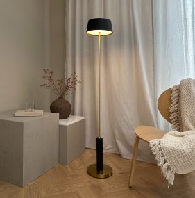 Yoyo LED 125cm Messing bærbar Fra Dyberg Larsen - Med en bas och stomme i m&auml;ssings, kombinerat med en sk&auml;rm i borstad svart metall, blir Yoyo en elegant inredningsdetalj.