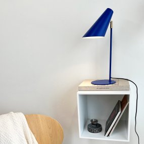 Cale 50cm Mørk blå skrivebordslampe Fra Dyberg Larsen - Cale bordlampe er en stilig og moderne lampe som vekker oppmerksomhet med sin dristige farge; farge og elegant design.