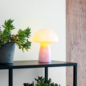 Jenny 23cm Rosa bordlampe Fra Dyberg Larsen - Uansett om den er plassert på et sidebord, vinduskarm, nattbord eller skrivebord, er Jenny Mushroom bordlampen et perfekt tilbehør som fremhever hjemmet ditt med sin sjarm og eleganse.