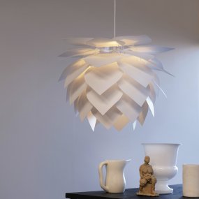 Illumin Ø45 Hvit Taklampe Fra Dyberg Larsen - Illumin fra Dyberg Larsen er en stilig og bærekraftig lampe som kombinerer dansk design med funksjonalitet og en bærekraftig måte å tenke på.