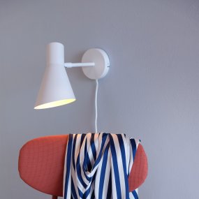 DL12 Hvit leselampe Fra Dyberg Larsen - DL12 er en hvit vegglampe som er perfekt for de som leter etter en tidl&oslash;s og elegant lyskilde.