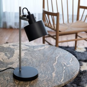 Ocean 43cm Svart skrivebordslampe Fra Dyberg Larsen - Ocean sjarmerer med sitt retrodesign og et snev av moderne stil, noe som gjør den ideell både på soverommet og som indirekte lyskilde i stuen.