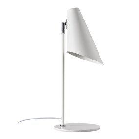 Cale 50cm Hvit skrivebordslampe Fra Dyberg Larsen - Den glatte og stilige formen gjør Cale enkel å plassere og passer perfekt på både hjemmekontoret og soverommet.