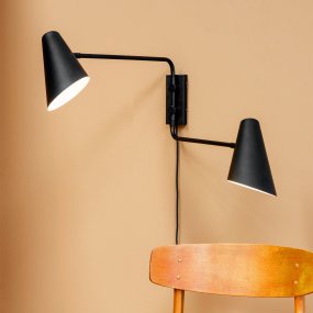 Cale 68cm Svart vegglampe Fra Dyberg Larsen - Lampens sokkel er meget stabil og robust, noe som garanterer en sikker og stilig installasjon.