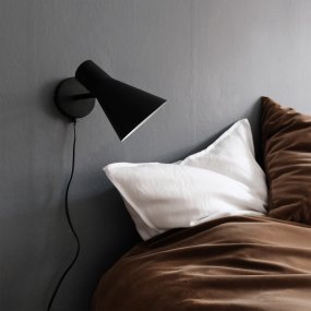 DL12 Svart leselampe Fra Dyberg Larsen - Med sin moderne, matt sorte design og vinklede skjerm gir DL12 et fokusert og behagelig lys, ideelt for studier eller som nattbordslampe.