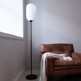 Riflet Svart Fra Dyberg Larsen - Denne lampen kan både lyse opp et helt rom og skape en koselig atmosfære i et hjørne.