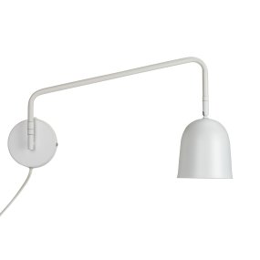 Manchester 45cm Hvit vegglampe Fra Dyberg Larsen - Armen på lampen svinger fra side til side og strekker seg 45 cm fra veggen til det ytterste punktet på skjermen.