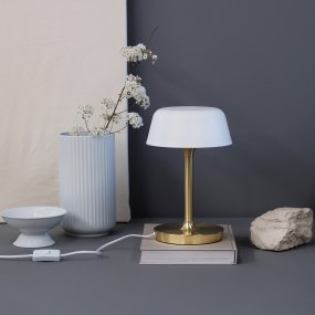Valencia 30cm Messing Fra Dyberg Larsen - Valencia bordlampe er en elegant og unik lampe som sprer et vakkert og behagelig lys.