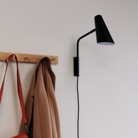 Noa 38cm Svart vegglampe Fra Dyberg Larsen - Noa er en serie med et elegant og minimalistisk uttrykk.
