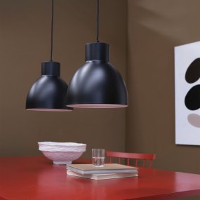 Coast Ø25 Svart Fra Dyberg Larsen - Den dansk-designede Coast-serien fra Dyberg Larsen har elegante linjer og stilige, buede armaturer og tilbyr designlamper som pendler, vegglamper, bordlamper og gulvlamper i sort eller hvit.