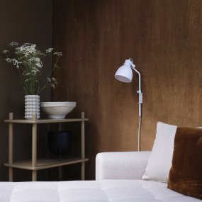 Coast 48cm Hvit vegglampe Fra Dyberg Larsen - Coast er enkel å montere med en enkel brakett og passer både i moderne leiligheter og klassiske hus.