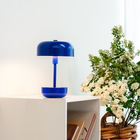 Haipot 25cm Blå bærbar Fra Dyberg Larsen - Haipot LED-bordlampen i blått er lett å flytte rundt på og kan brukes både innendørs og utendørs, noe som gjør den perfekt for å skape en varm atmosfære ved trebordet eller rundt i hjemmet.