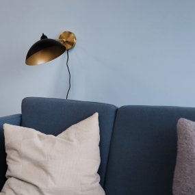 Futura 43cm Messing vegglampe Fra Dyberg Larsen - Futura passer perfekt som leselampe på soverommet og stuen med sin vinklede skjerm eller på; andre steder som trenger elegant belysning.