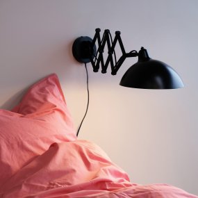 Futura 60cm Svart vegglampe Fra Dyberg Larsen - Futura passer perfekt som leselampe på soverom og stue med sin vinklede skjerm og uttrekkbare arm eller p&aring; andre steder som trenger stilig belysning.